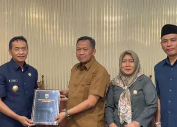 Rapat paripurna penyampaian tindak lanjut hasil evaluasi Gubernur Jawa Tengah di DPRD Batang. Foto : Dok.Pemkab Batang/Lingkar