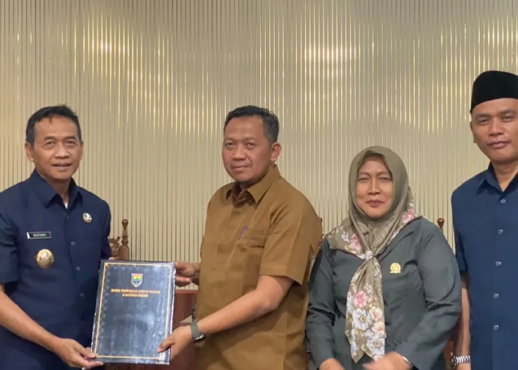 Rapat paripurna penyampaian tindak lanjut hasil evaluasi Gubernur Jawa Tengah di DPRD Batang. Foto : Dok.Pemkab Batang/Lingkar