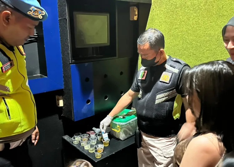 Petugas saat melakukan razia tempat hiburan malam di Demak dan menggelar test urine. Foto : Lingkar Network/Burhan