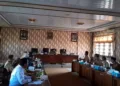Audiensi Paguyuban Kades Demang Bintoro bersama DPRD dan instansi terkait di ruang rapat pimpinan DPRD Demak. Foto : Lingkar Network / Burhan