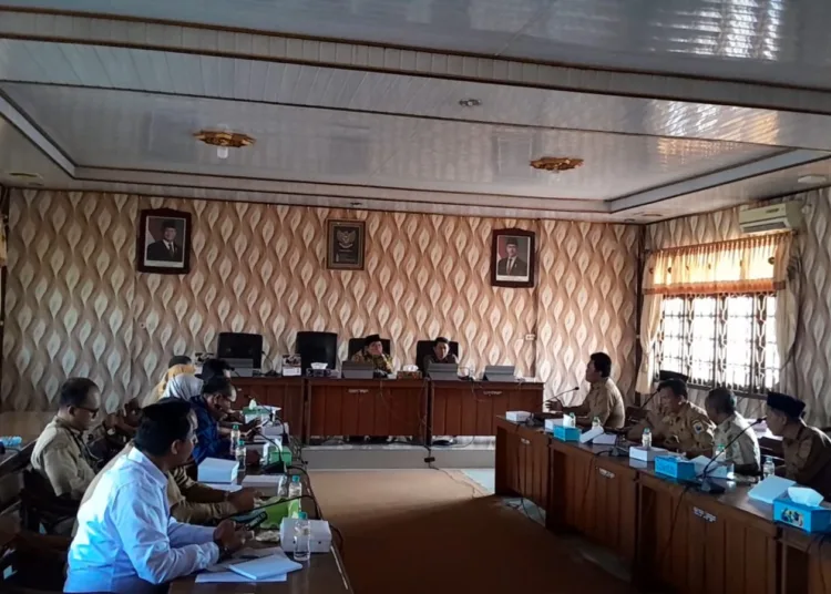 Audiensi Paguyuban Kades Demang Bintoro bersama DPRD dan instansi terkait di ruang rapat pimpinan DPRD Demak. Foto : Lingkar Network / Burhan