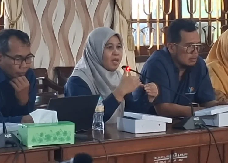 Statistisi Ahli Madya BPS Kabupaten Demak, Retno Dian Ikawati dalam audiensi Kades dan DPRD Demak pada Selasa (13/10). Foto : Lingkar Network/Burhan