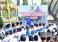Plt. Bupati Pekalongan, H. Sukirman, membuka Lomba Kreasi Baris-Berbaris (LKBB) tingkat SMP/MTs dan SMA/SMK/MA se-Kabupaten Pekalongan, Selasa (13/10/2026). Foto : Fahri Akbar/Lingkar