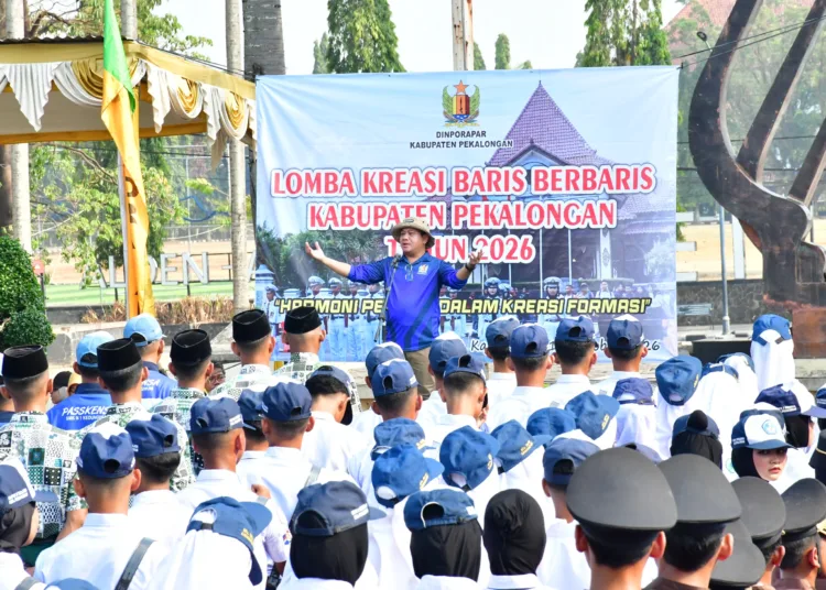 Plt. Bupati Pekalongan, H. Sukirman, membuka Lomba Kreasi Baris-Berbaris (LKBB) tingkat SMP/MTs dan SMA/SMK/MA se-Kabupaten Pekalongan, Selasa (13/10/2026). Foto : Fahri Akbar/Lingkar