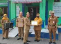 Kepala Dinkesda Demak, Ali Maimun saat menyerahkan penghargaan kepada bidang pencegahan dan pengendalian penyakit Dinkesda Demak. Foto : Lingkar network/Burhan