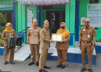 Kepala Dinkesda Demak, Ali Maimun saat menyerahkan penghargaan kepada bidang pencegahan dan pengendalian penyakit Dinkesda Demak. Foto : Lingkar network/Burhan