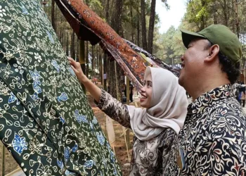 Pengunjung menikmati pameran batik dalam Kenduri Batik di wisata alam Sikembang Park, Kecamatan Blado, Kabupaten Batang, Sabtu (17/10/2026). Foto : Dok.Pemkab Batang/Lingkar