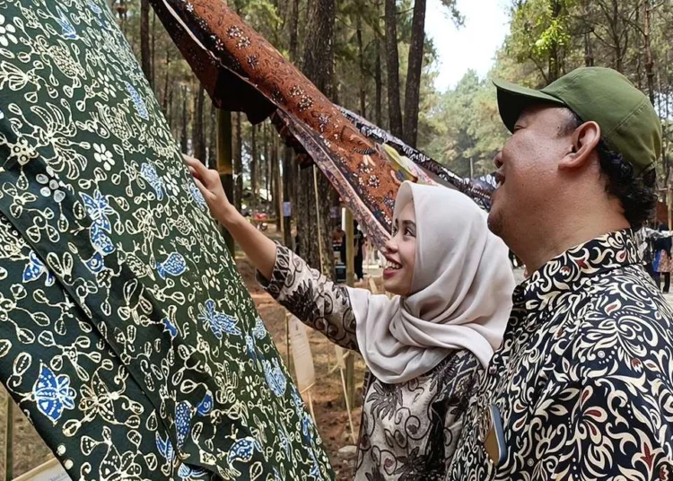 Pengunjung menikmati pameran batik dalam Kenduri Batik di wisata alam Sikembang Park, Kecamatan Blado, Kabupaten Batang, Sabtu (17/10/2026). Foto : Dok.Pemkab Batang/Lingkar