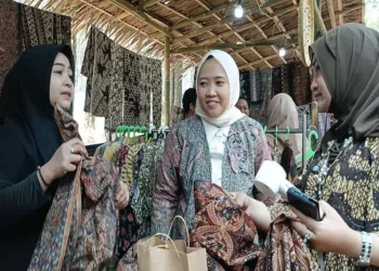 Ketua Dekranasda  Batang Faelasufa (tengah), meninjau stan Batik Rifaiyah di even Kenduri Batik, Kembanglangit Park. Foto : Dok.Pemkab Batang/Lingkar