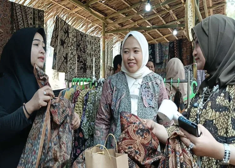 Ketua Dekranasda  Batang Faelasufa (tengah), meninjau stan Batik Rifaiyah di even Kenduri Batik, Kembanglangit Park. Foto : Dok.Pemkab Batang/Lingkar