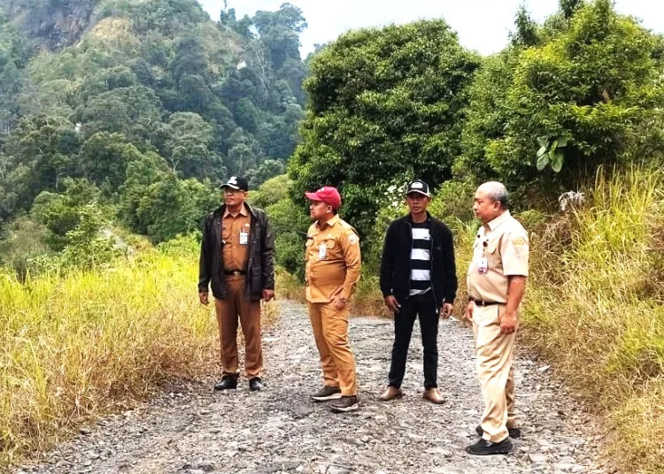 Kepala Bapperida Batang (topi merah), meninjau jalur Tol Khayangan dua di Desa Pranten, Kecamatan Bawang, Kabupaten Batang, Senin (19/10/2026). Foto: Dok.Pemkab Batang/Lingkar