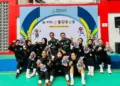 Atlet sepak takraw berswafoto usai meraih medali. Foto : Lingkar Network/Burhan