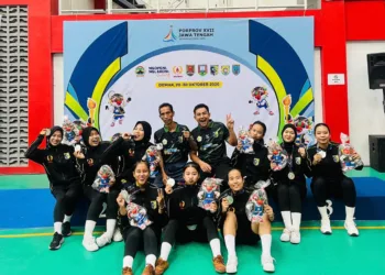 Atlet sepak takraw berswafoto usai meraih medali. Foto : Lingkar Network/Burhan