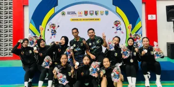 Atlet sepak takraw berswafoto usai meraih medali. Foto : Lingkar Network/Burhan