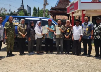 Penyerahan sertifikat tanah. Foto : Dok. ATR/BPN Blora / Lingkar