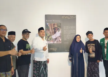 TAKJUB : Bupati Blora Arief Rohman saat mengunjungi pameran foto bernarasi Merti Kayon Blora 2026. Foto : Dok Pemkab For Lingkar