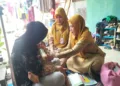Petugas Dinkes Batang (kanan), melayani imunisasi kepada Balita di rumah warga, Selasa (27/10/2026). Foto : Dok.Pemkab Batang/Lingkar