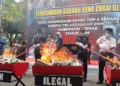 Kegiatan pemusnahan rokok ilegal bertempat di Halaman Kantor Bupati Demak. Foto : Lingkar Network/Burhan