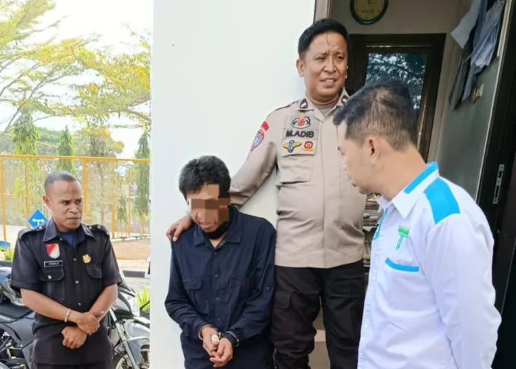 Terduga pelaku pencurian di lingkungan UIN Salatiga saat diamankan petugas keamanan di kampus tersebut, Selasa, 6 Oktober 2026. Foto : Dok.UIN Salatiga/Lingkar
