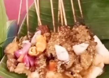 Penampakan sate kronyos, kuliner legendaris Salatiga. Foto : Angga Rosa/Lingkar