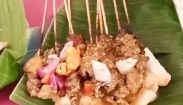 Penampakan sate kronyos, kuliner legendaris Salatiga. Foto : Angga Rosa/Lingkar