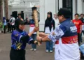 Ruwiyati dipercaya menjadi pembawa obor dari Salatiga menuju Pendopo Kabupaten Semarang di Ungaran, Sabtu, 24 Oktober 2026. Foto : Dok.KONI Salatiga/Lingkar