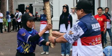 Ruwiyati dipercaya menjadi pembawa obor dari Salatiga menuju Pendopo Kabupaten Semarang di Ungaran, Sabtu, 24 Oktober 2026. Foto : Dok.KONI Salatiga/Lingkar