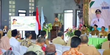 Bupati Kudus Sam’ani Intakoris memimpin rapat kerja bersama kepala desa dan Badan Permusyawaratan Desa (BPD) se-Kecamatan Gebog di Aula Balai Desa Gribig, Senin (5/10/2026). Foto : Lingkar Network/ Nisa Hafizhotus Syarifa