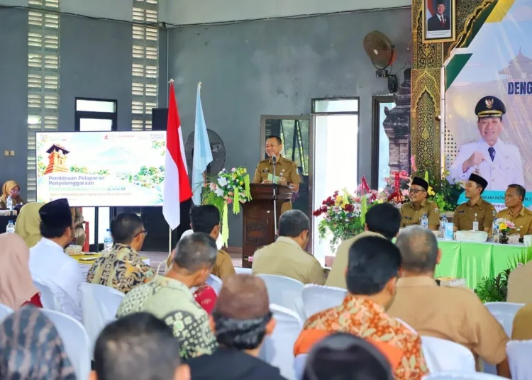 Bupati Kudus Sam’ani Intakoris memimpin rapat kerja bersama kepala desa dan Badan Permusyawaratan Desa (BPD) se-Kecamatan Gebog di Aula Balai Desa Gribig, Senin (5/10/2026). Foto : Lingkar Network/ Nisa Hafizhotus Syarifa