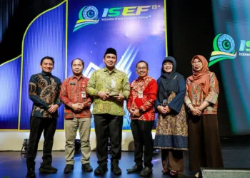 Wakil Gubernur Jawa Tengah Taj Yasin Maimoen saat menerima penghargaan dalam Indonesia Muslim Friendly Tourism Summit 2026 yang digelar Bank Indonesia di Assembly Hall, Jakarta International Convention Center, Jumat, 16 Oktober 2026. (Humas Pemprov Jateng/Lingkarjateng.id)