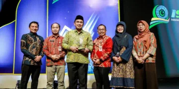 Wakil Gubernur Jawa Tengah Taj Yasin Maimoen saat menerima penghargaan dalam Indonesia Muslim Friendly Tourism Summit 2026 yang digelar Bank Indonesia di Assembly Hall, Jakarta International Convention Center, Jumat, 16 Oktober 2026. (Humas Pemprov Jateng/Lingkarjateng.id)