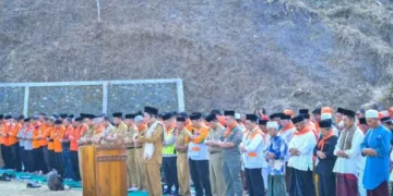 Pemerintah Kabupaten Banjarnegara bersama masyarakat melaksanakan salat istisqa di Lapangan Tembak Letda Makhlani, Desa Kebutuhjurang, Kecamatan Pagedongan, Kabupaten Banjarnegara pada Senin, 5 Oktober 2026. (Humas Pemkab Banjarnegara)