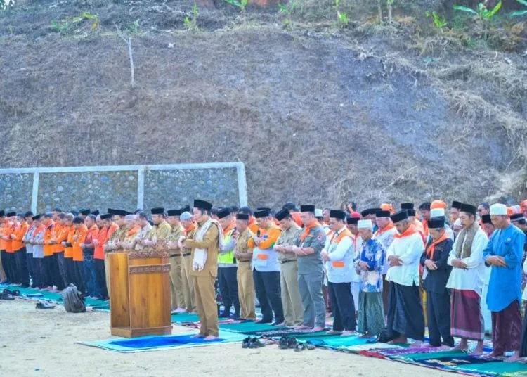 Pemerintah Kabupaten Banjarnegara bersama masyarakat melaksanakan salat istisqa di Lapangan Tembak Letda Makhlani, Desa Kebutuhjurang, Kecamatan Pagedongan, Kabupaten Banjarnegara pada Senin, 5 Oktober 2026. (Humas Pemkab Banjarnegara)