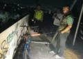 Polisi menunjukan barang-barang yang diduga milik korban jatuh di Lantai 5 Gedung Parkir Pasar Kliwon Kudus, Senin, 5 Oktober 2026 malam. (Nisa Hafizhotus Syarifa/Lingkarjateng.id)