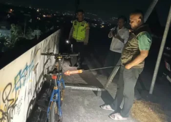 Polisi menunjukan barang-barang yang diduga milik korban jatuh di Lantai 5 Gedung Parkir Pasar Kliwon Kudus, Senin, 5 Oktober 2026 malam. (Nisa Hafizhotus Syarifa/Lingkarjateng.id)