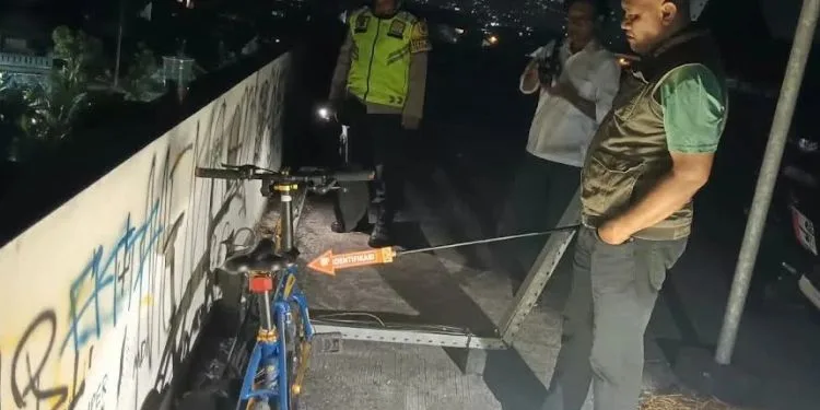 Polisi menunjukan barang-barang yang diduga milik korban jatuh di Lantai 5 Gedung Parkir Pasar Kliwon Kudus, Senin, 5 Oktober 2026 malam. (Nisa Hafizhotus Syarifa/Lingkarjateng.id)