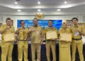 Bupati Grobogan Setyo Hadi (tiga dari kiri) bersama jajarannya berfoto bersama usai menerima piagam penghargaan JDIH dari Gubernur Jawa Tengah Ahmad Luthfi di Semarang, Senin, 5 Oktober 2026. (Humas Pemkab Grobogan/Lingkarjateng.id)