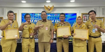Bupati Grobogan Setyo Hadi (tiga dari kiri) bersama jajarannya berfoto bersama usai menerima piagam penghargaan JDIH dari Gubernur Jawa Tengah Ahmad Luthfi di Semarang, Senin, 5 Oktober 2026. (Humas Pemkab Grobogan/Lingkarjateng.id)