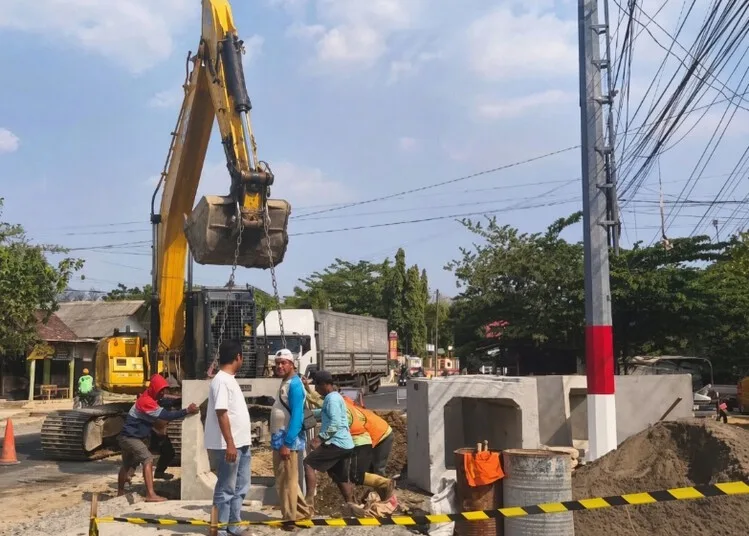 Balai Besar Pelaksanaan Jalan Nasional (BBPJN) Jawa Tengah–Yogyakarta, melaksanakan perkejaan pembuatan gorong-gorong di Jalan Nasional Blora-Cepu, di Kecamatan Jiken, Kabupaten Blora. (Antara/Lingkarjateng.id)