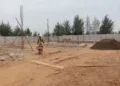 Pekerja mengerjakan pembangunan KNMP di Desa Gempolsewu, Kecamatan Rowosari, Kabupaten Kendal. (Anik Kustiani/Lingkarjateng.id)