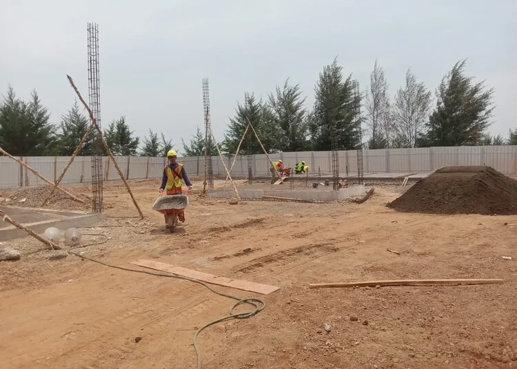 Pekerja mengerjakan pembangunan KNMP di Desa Gempolsewu, Kecamatan Rowosari, Kabupaten Kendal. (Anik Kustiani/Lingkarjateng.id)