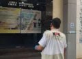 Penyidik KPK menuju kantor pelayanan setelah keluar dari ruangan Kepala Pengawasan dan Pelayanan Bea dan Cukai Tipe Madya Kudus, Jawa Tengah, Rabu, 28 Oktober 2026. (Antara/Lingkarjateng.id)