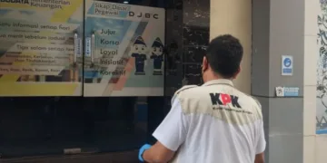 Penyidik KPK menuju kantor pelayanan setelah keluar dari ruangan Kepala Pengawasan dan Pelayanan Bea dan Cukai Tipe Madya Kudus, Jawa Tengah, Rabu, 28 Oktober 2026. (Antara/Lingkarjateng.id)
