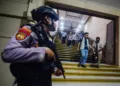 Anggota Polresta Klaten berjaga saat tim Komisi Pemberantasan Korupsi (KPK) usai melakukan penggeledahan di Kantor Pemerintah Kabupaten Klaten, Jawa Tengah, Selasa, 20 Oktober 2026. (Antara/Lingkarjateng.id)