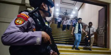 Anggota Polresta Klaten berjaga saat tim Komisi Pemberantasan Korupsi (KPK) usai melakukan penggeledahan di Kantor Pemerintah Kabupaten Klaten, Jawa Tengah, Selasa, 20 Oktober 2026. (Antara/Lingkarjateng.id)