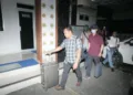Anggota KPK membawa koper dan barang lainnya menuju mobil usai melakukan penggeledahan di Kantor Pengawasan dan Pelayanan Bea dan Cukai Tipe Madya Kudus, Rabu, 28 Oktober 2026. (Antara/Lingkarjateng.id)