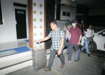Anggota KPK membawa koper dan barang lainnya menuju mobil usai melakukan penggeledahan di Kantor Pengawasan dan Pelayanan Bea dan Cukai Tipe Madya Kudus, Rabu, 28 Oktober 2026. (Antara/Lingkarjateng.id)
