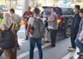 Tim penyidik KPK membawa keluar koper dan sejumlah barang lain usai menggeledah Kantor Pengawasan dan Pelayanan Bea dan Cukai Tipe Madya Pabean (KPPBC TMP) A Semarang, Jumat, 30 Oktober 2026. (Syahril Muadz/Lingkarjateng.id)
