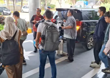 Tim penyidik KPK membawa keluar koper dan sejumlah barang lain usai menggeledah Kantor Pengawasan dan Pelayanan Bea dan Cukai Tipe Madya Pabean (KPPBC TMP) A Semarang, Jumat, 30 Oktober 2026. (Syahril Muadz/Lingkarjateng.id)