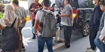 Tim penyidik KPK membawa keluar koper dan sejumlah barang lain usai menggeledah Kantor Pengawasan dan Pelayanan Bea dan Cukai Tipe Madya Pabean (KPPBC TMP) A Semarang, Jumat, 30 Oktober 2026. (Syahril Muadz/Lingkarjateng.id)